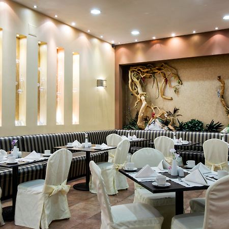 Premier Luxury Mountain Resort Bansko Exteriör bild The interior of a restaurant in the hotel
