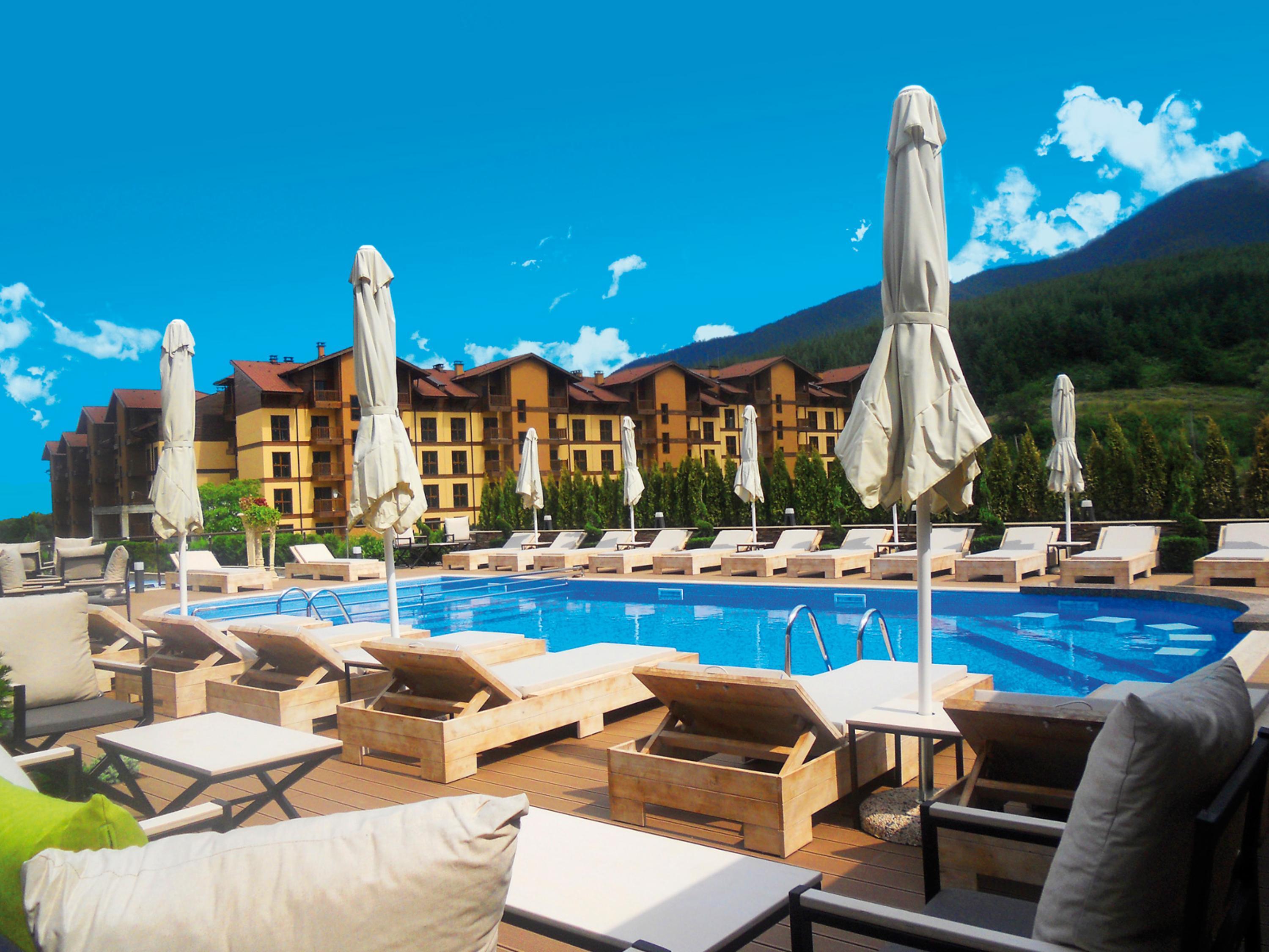 Premier Luxury Mountain Resort Bansko Exteriör bild The swimming pool at the complex
