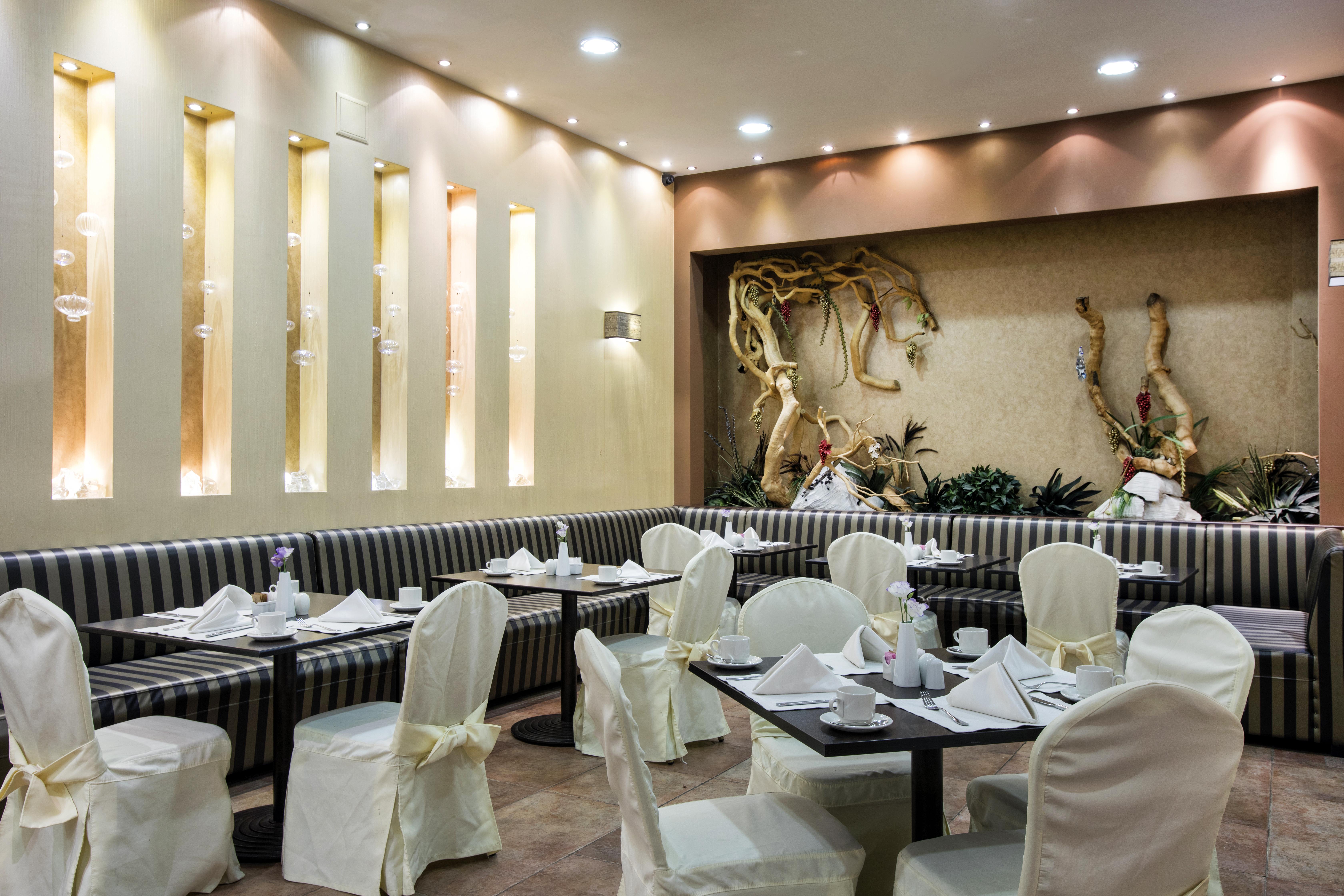 Premier Luxury Mountain Resort Bansko Exteriör bild The interior of a restaurant in the hotel