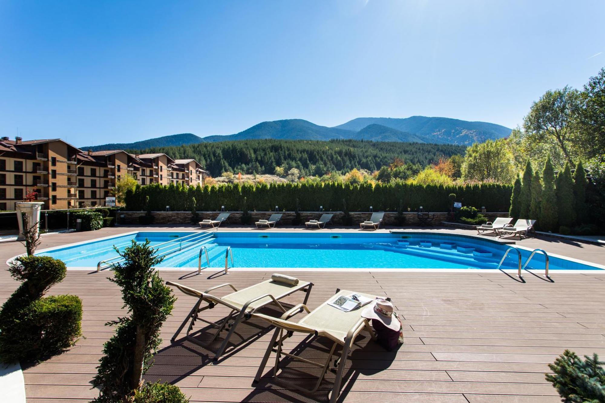 Premier Luxury Mountain Resort Bansko Exteriör bild The swimming pool at the complex