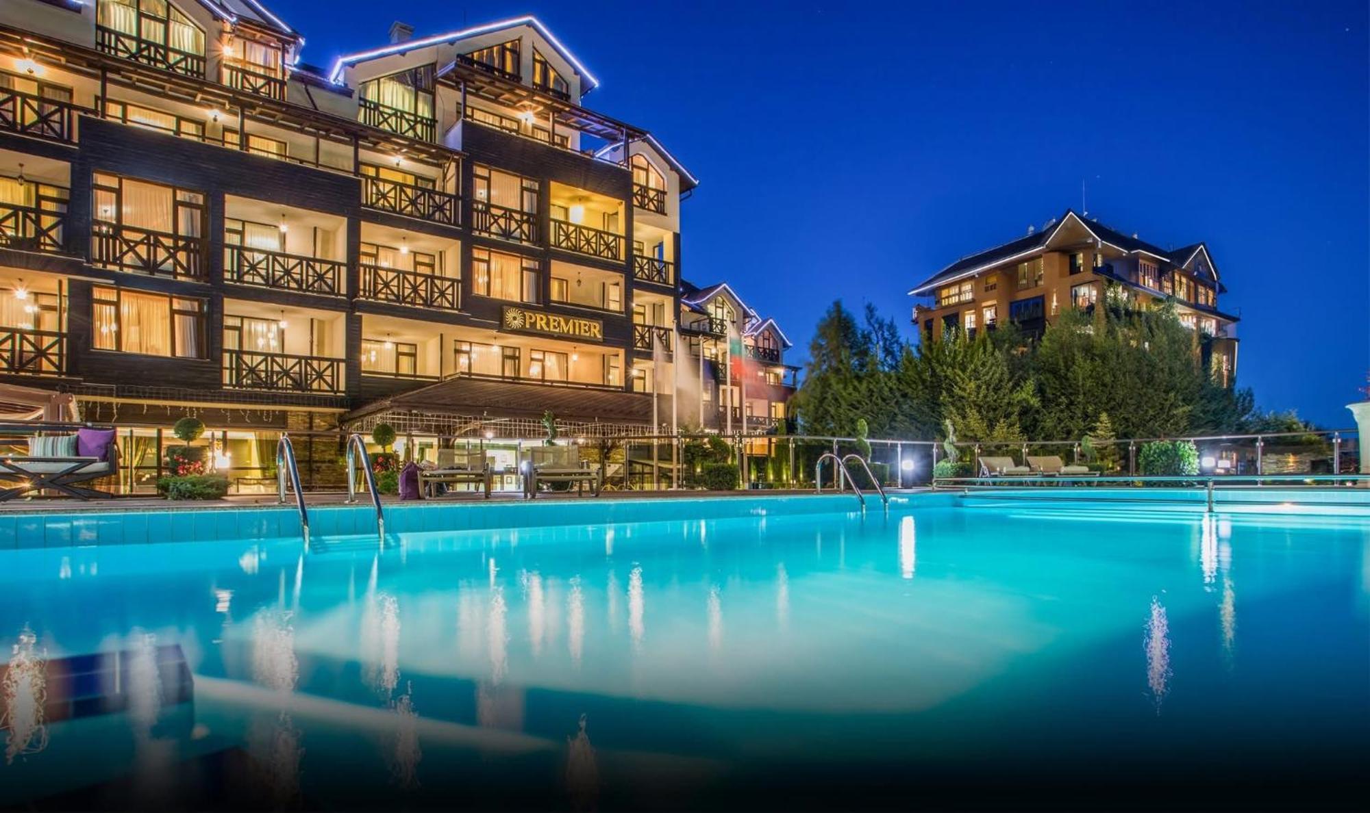 Premier Luxury Mountain Resort Bansko Exteriör bild The complex at night