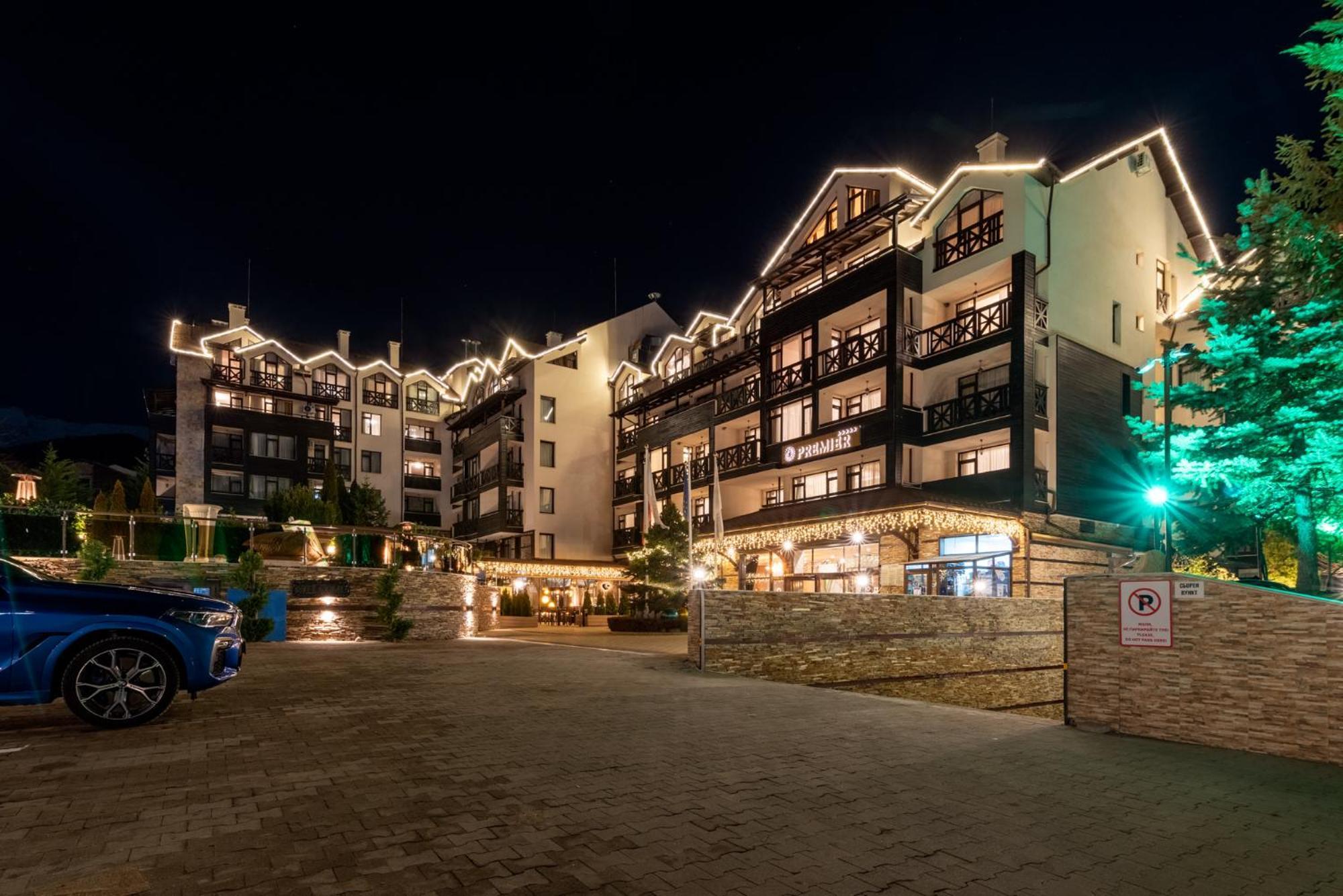 Premier Luxury Mountain Resort Bansko Exteriör bild The hotel at night
