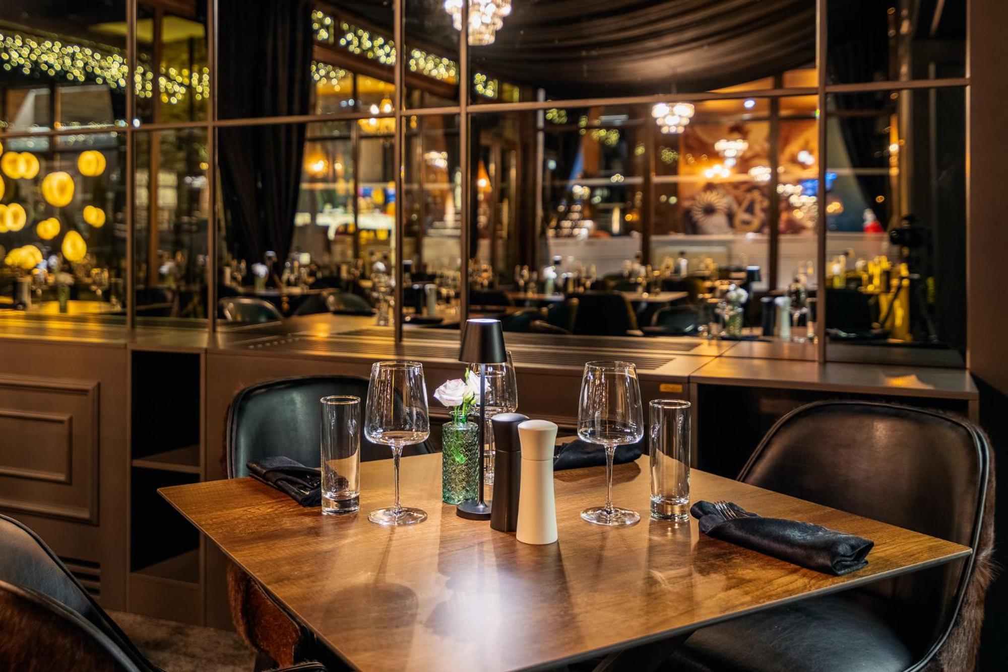 Premier Luxury Mountain Resort Bansko Exteriör bild Interior of the restaurant