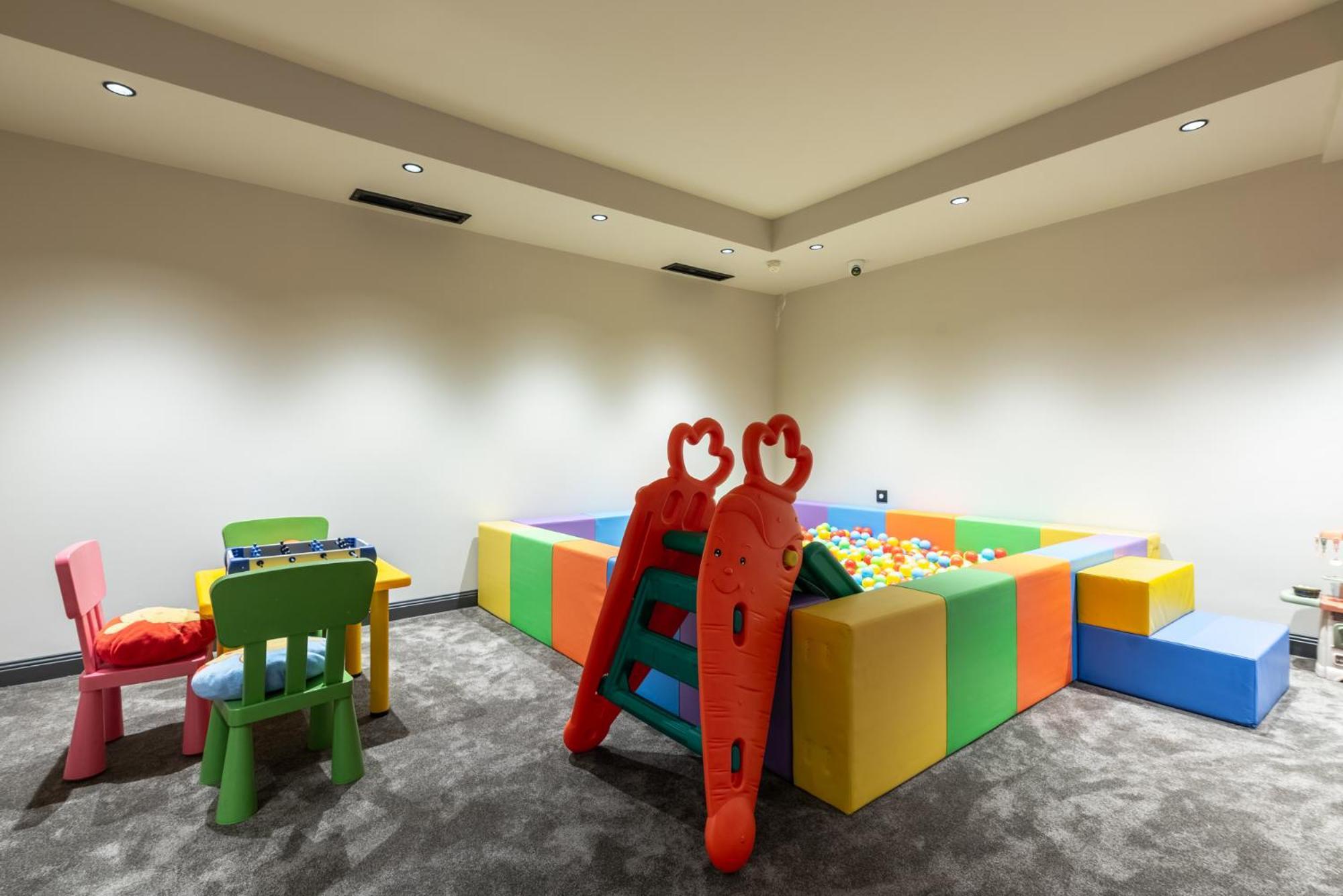 Premier Luxury Mountain Resort Bansko Exteriör bild The children's playroom
