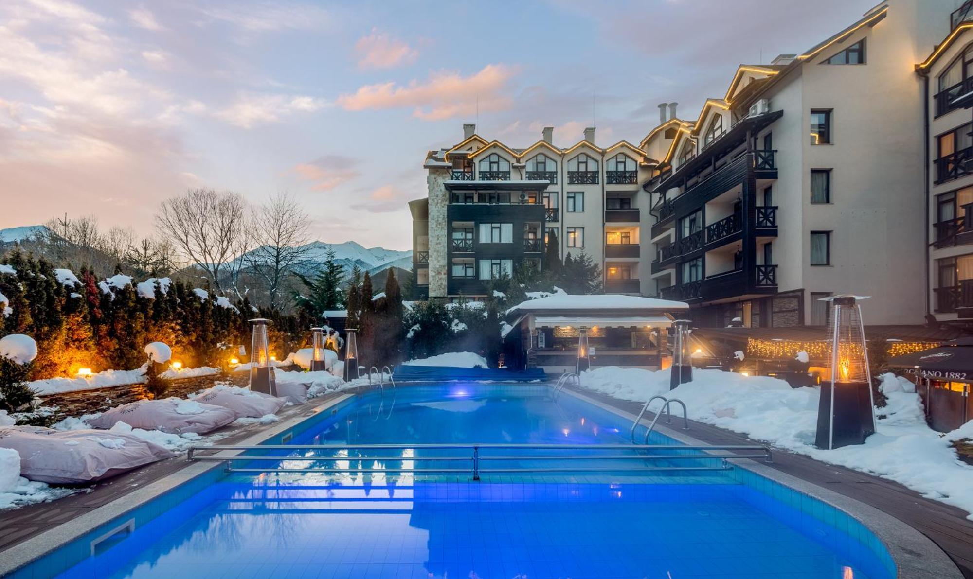 Premier Luxury Mountain Resort Bansko Exteriör bild The swimming pool at the hotel